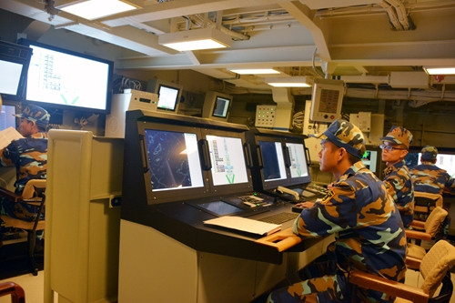 Trong ảnh, máy móc trên tàu hộ vệ Quang Trung gần như được “số hóa 99%” với “chi chít” màn hình LCD màu hiển thị mọi tham số cần thiết cho hải trình, nhiệm vụ chiến đấu, kiểm soát máy móc… Ảnh: QĐND