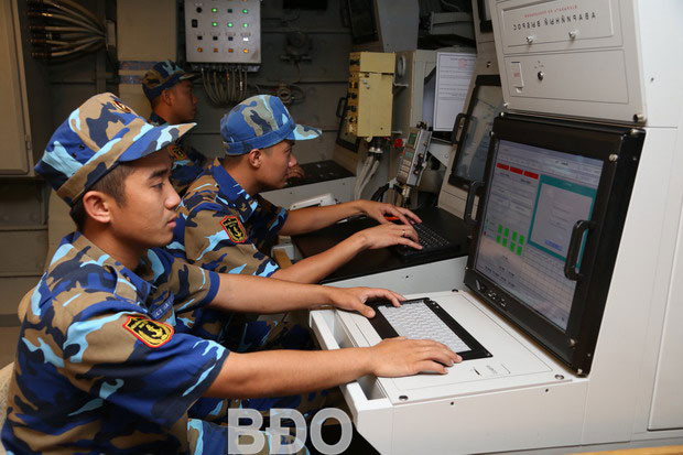 Mọi công tác trên tàu các chiến sĩ ngồi gõ máy tính và kiểm tra các tham số hiển thị cực kỳ rõ ràng trên màn hình màu. Ảnh: BĐO