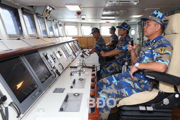 Vô lăng lái tàu nhìn như vô lăng của ô tô, xung quanh đều là các màn hình lớn hiển thị tham số. Ảnh: BĐO