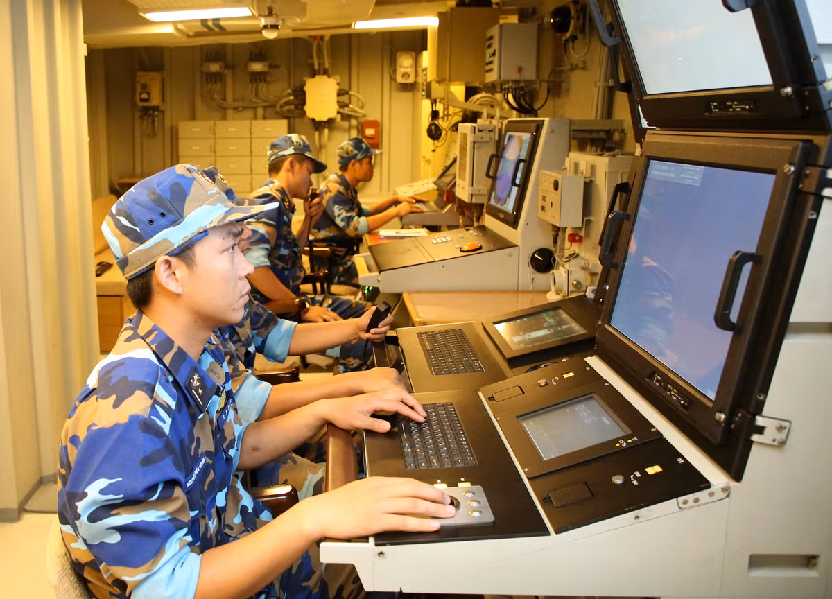 Trả lời báo Bình Định Online, Thiếu tá Trịnh Trung Thành (SN 1980, quê Quảng Nam), Chính trị viên tàu, cho biết thêm: “Một trong những nét đặc biệt của chiến hạm là hệ thống xử lý thông tin chiến đấu gồm những trang thiết bị hiện đại so với nhiều tàu chiến trên thế giới và hệ thống vũ khí trên tàu có thể tự động tìm diệt mục tiêu thông qua hệ thống tác chiến điện tử”. Ảnh: Báo Hải Quân