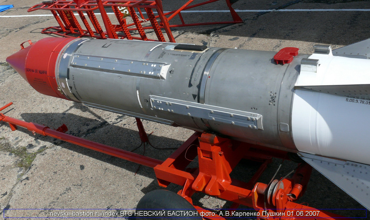 Do vậy, bắt buộc người ta phải duy trì lô tên lửa đã cũ nằm trong kho nhằm đảm bảo tình trạng trực chiến tốt nhất. Bởi sức mạnh của tên lửa R-33 vẫn hữu hiệu thậm chí trong 20-30 năm nữa. Nguồn ảnh: bastion-kapenko
