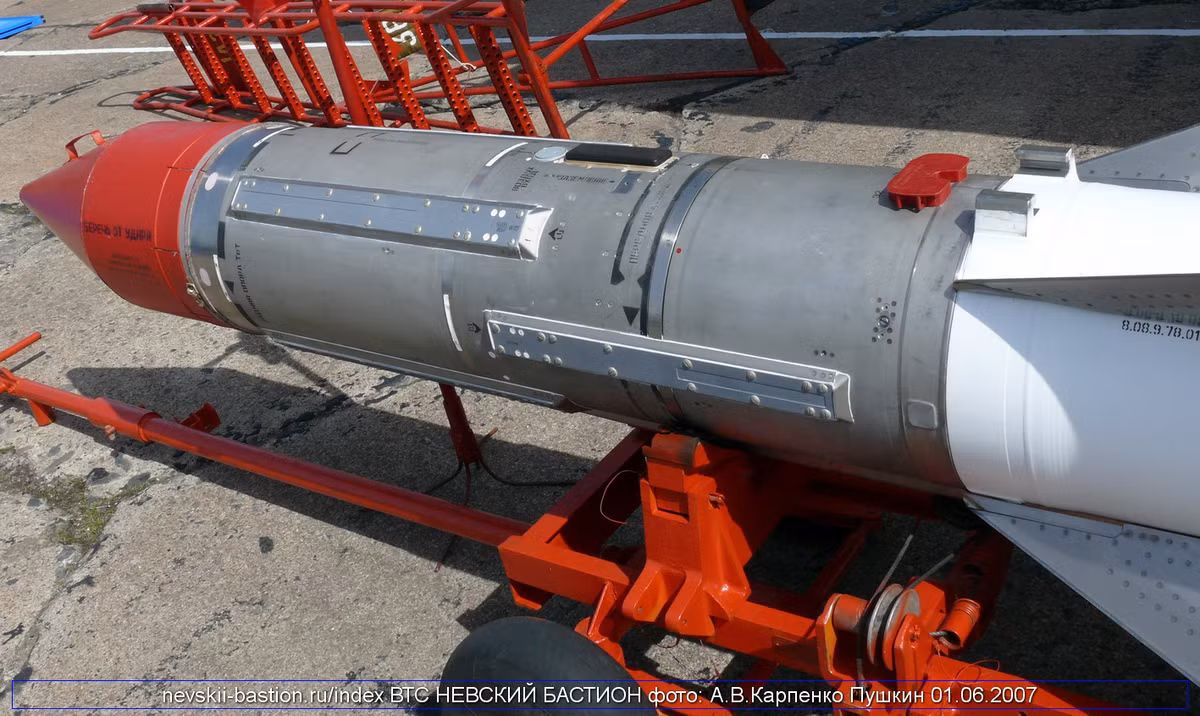 Do vậy, bắt buộc người ta phải duy trì lô tên lửa đã cũ nằm trong kho nhằm đảm bảo tình trạng trực chiến tốt nhất. Bởi sức mạnh của tên lửa R-33 vẫn hữu hiệu thậm chí trong 20-30 năm nữa. Nguồn ảnh: bastion-kapenko