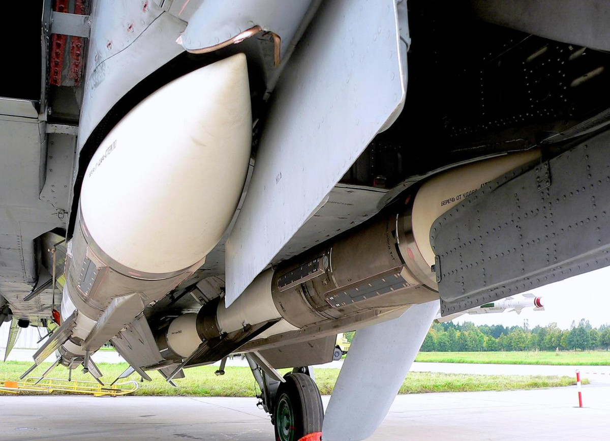 Tham số kỹ thuật như vậy có thể nói là đứng hàng đầu thế giới hiện nay, sức mạnh của nó chỉ đứng sau loại R-37 cũng của Nga vốn được tạo ra từ R-33 cải tiến sâu. Nguồn ảnh: Авиару.рф