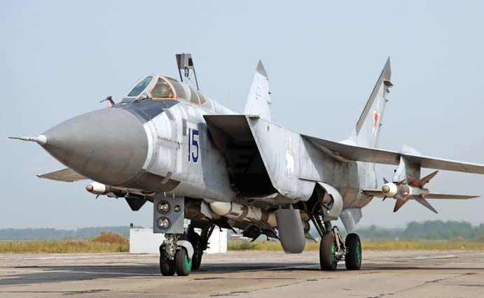 Với kích thước lớn, mỗi tiêm kích MiG-31 chỉ mang được 4 quả đạn R-33 dưới giá treo đặc biệt gắn chặt dưới bụng. Nguồn ảnh: Army Herald