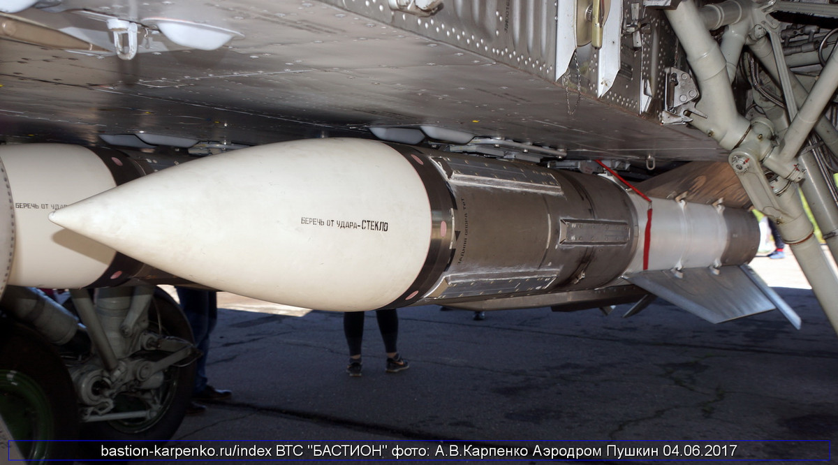 R-33 được thiết kế để trang bị cho siêu tiêm kích đánh chặn nhanh nhất thế giới MiG-31. Nó được đánh giá là có khả năng tiêu diệt gọn các siêu máy bay ném bom chiến lược của Mỹ như B-1 Lancer, B-52, B-2 Spirit. Nguồn ảnh: bastion-kapenko