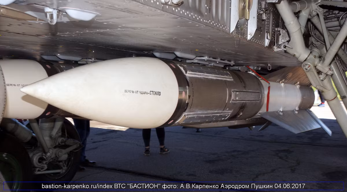 R-33 được thiết kế để trang bị cho siêu tiêm kích đánh chặn nhanh nhất thế giới MiG-31. Nó được đánh giá là có khả năng tiêu diệt gọn các siêu máy bay ném bom chiến lược của Mỹ như B-1 Lancer, B-52, B-2 Spirit. Nguồn ảnh: bastion-kapenko