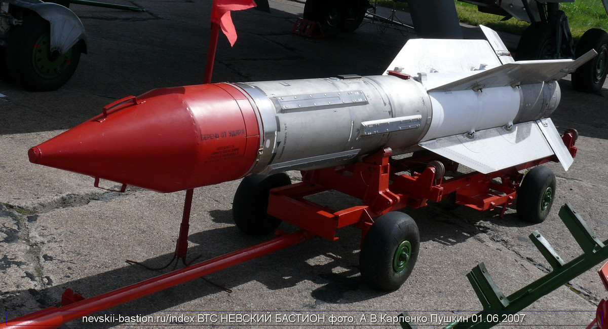 Tên lửa không đối không R-33 (NATO định danh là AA-9 Amos) được phát triển bởi Cục thiết kế Vympel và đưa vào sản xuất từ cuối những năm 1970. Đến nay, dây chuyền đã ngừng hoạt động, thế nên việc sản xuất mới là khá khó. Nguồn ảnh: bastion-kapenko