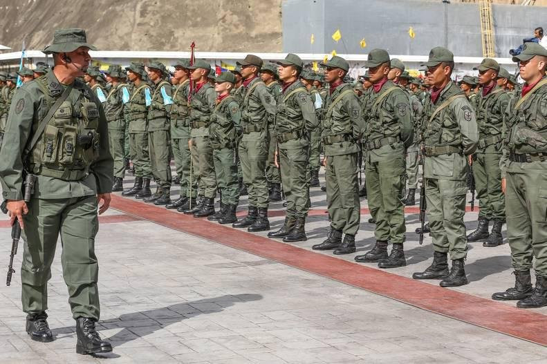 Theo các thống kê quốc tế, quân số thường trực lực lượng vũ trang Venezuela hiện nay lên tới 123.000 người, ngoài ra còn có 220.000 dân quân tự vệ, ngân sách quốc phòng năm 2017 đạt 741 triệu USD (chiếm 0,35% GDP). Nguồn ảnh: bmpd