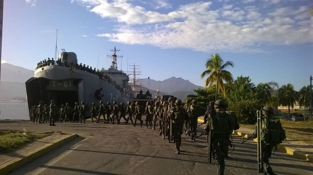 Hàng chục binh sĩ Thủy quân Lục chiến di chuyển vào khoang tàu đổ bộ T-61 Capana để tham gia các khoa mục giai đoạn đầu tập trận "Chiến dịch giải phóng Simon Boliva". Nguồn ảnh: bmpd