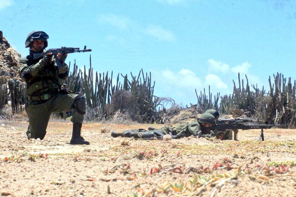 Từ thời cố Tổng thống Hugo Chavez tới thời ông Maduro, Quân đội Venezuela được hiện đại hóa một cách cực kỳ mạnh mẽ với hàng chục hợp đồng mua sắm số lượng rất lớn xe tăng, pháo tự hành, xe thiết giáp, máy bay chiến đấu, tên lửa từ Nga – Trung. Thậm chí, trang bị cá nhân quân đội nước này chuyển đổi hẳn từ mẫu súng FNC của Bỉ sang AK-103 của Nga. Nguồn ảnh: bmpd