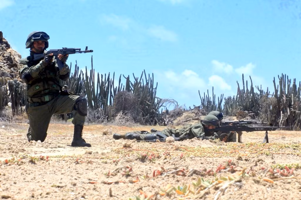 Từ thời cố Tổng thống Hugo Chavez tới thời ông Maduro, Quân đội Venezuela được hiện đại hóa một cách cực kỳ mạnh mẽ với hàng chục hợp đồng mua sắm số lượng rất lớn xe tăng, pháo tự hành, xe thiết giáp, máy bay chiến đấu, tên lửa từ Nga – Trung. Thậm chí, trang bị cá nhân quân đội nước này chuyển đổi hẳn từ mẫu súng FNC của Bỉ sang AK-103 của Nga. Nguồn ảnh: bmpd