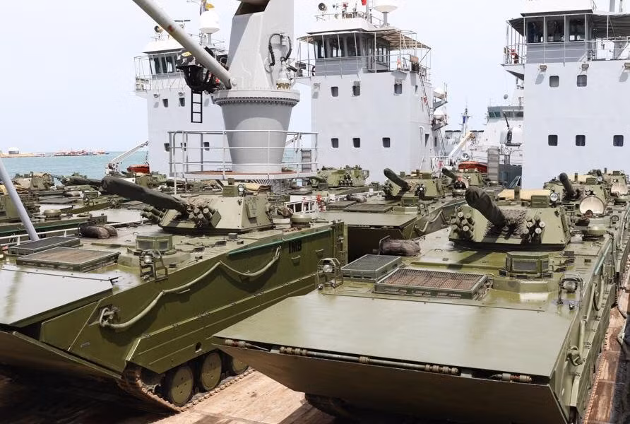 Tàu đổ bộ chở hàng chục xe chiến đấu đổ bộ VN18 của thủy quân lục chiến. Nguồn ảnh: bmpd