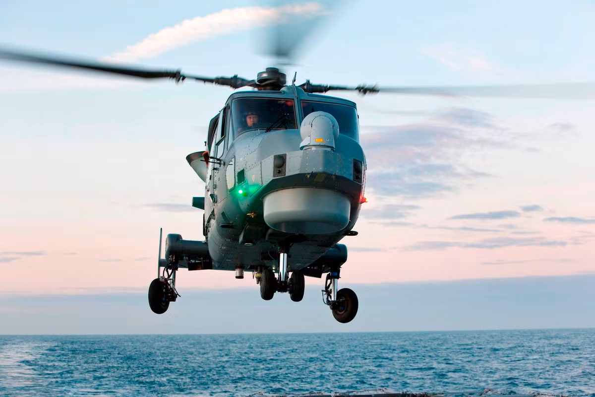 Nói thêm một chút về kế hoạch nâng cấp không quân hải quân. Sau một thời gian dùng dằng, hồi năm 2014 họ đã ký hợp đồng được đánh giá là "quyết định tốt nhất từ trước tới nay" khi mua 2 trực thăng săn ngầm AW159 Wildcat hiện đại từ Leonardo. Nguồn ảnh: ainonline.com