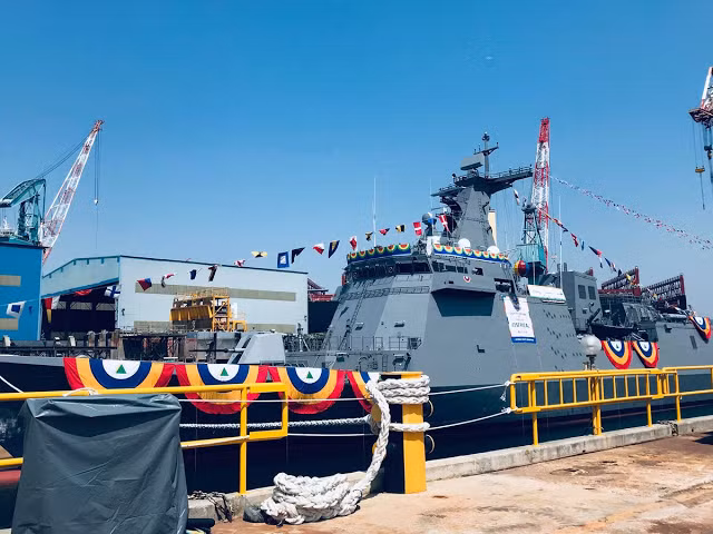 "Chúng tôi có kế hoạch mua lại 25-30 tàu trong vòng 5-10 năm tới, bao gồm tàu hộ tống, tàu tuần tra xa bờ và thậm chí cả tàu ngầm", Phó Đô đốc Hải quân Philippines Robert Empedrad nói với các phóng viên trong lễ đặt ky đóng tàu hộ vệ tên lửa BRP Antonio Luna (FF-151) tại bến tàu số 4, nhà máy đóng tàu thuộc Tập đoàn Công nghiệp nặng Hyundai (HHI) ở Ulsan, Hàn Quốc. Nguồn ảnh: GMA