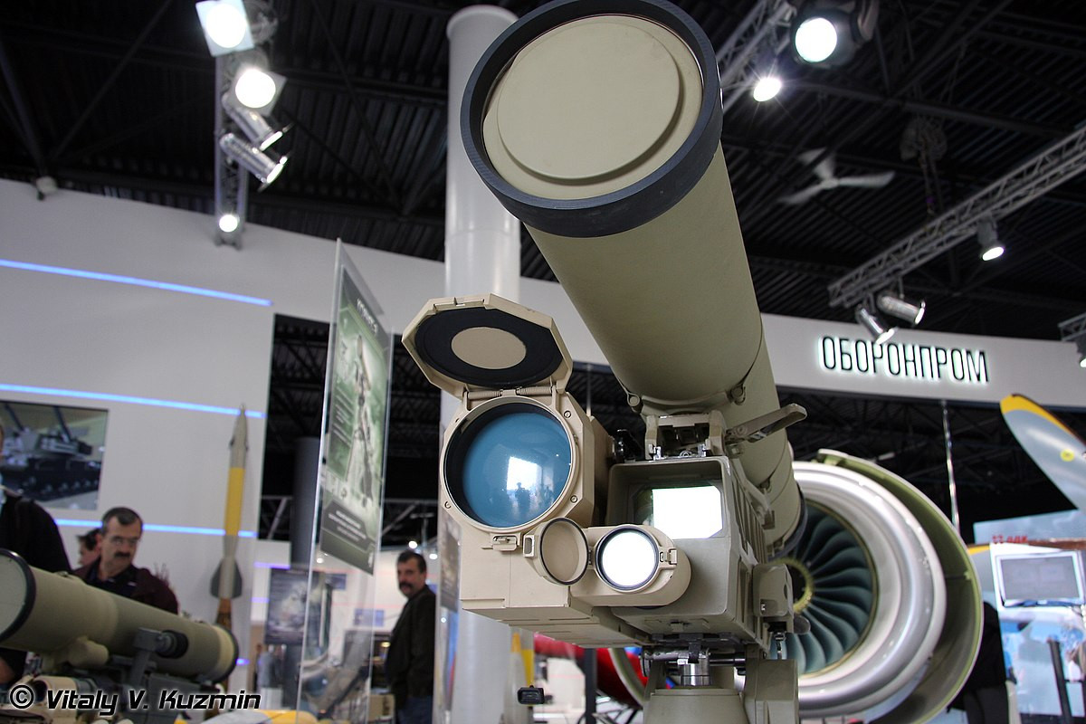 Kornet-E là phiên bản xuất khẩu của tổ hợp tên lửa chống tăng 9M133 Kornet do Nga phát triển và sử dụng từ năm 1998. Nó được thiế kế để xuyên phá giáp xe tăng hiện đại gồm cả dòng tăng Merkava Mk3/4 chủ lực trong Quân đội Israel. Điều này đã được Hezbollah chứng minh trong cuộc chiến năm 2006 khi bắn hỏng tới 4 xe tăng Merkava bằng Kornet-E. Sự đáng sợ của Kornet-E đã khiến Israel sau này phải bổ sung hệ thống phòng vệ chủ động Trophy trên các xe tăng. Nguồn ảnh: Wikipedia