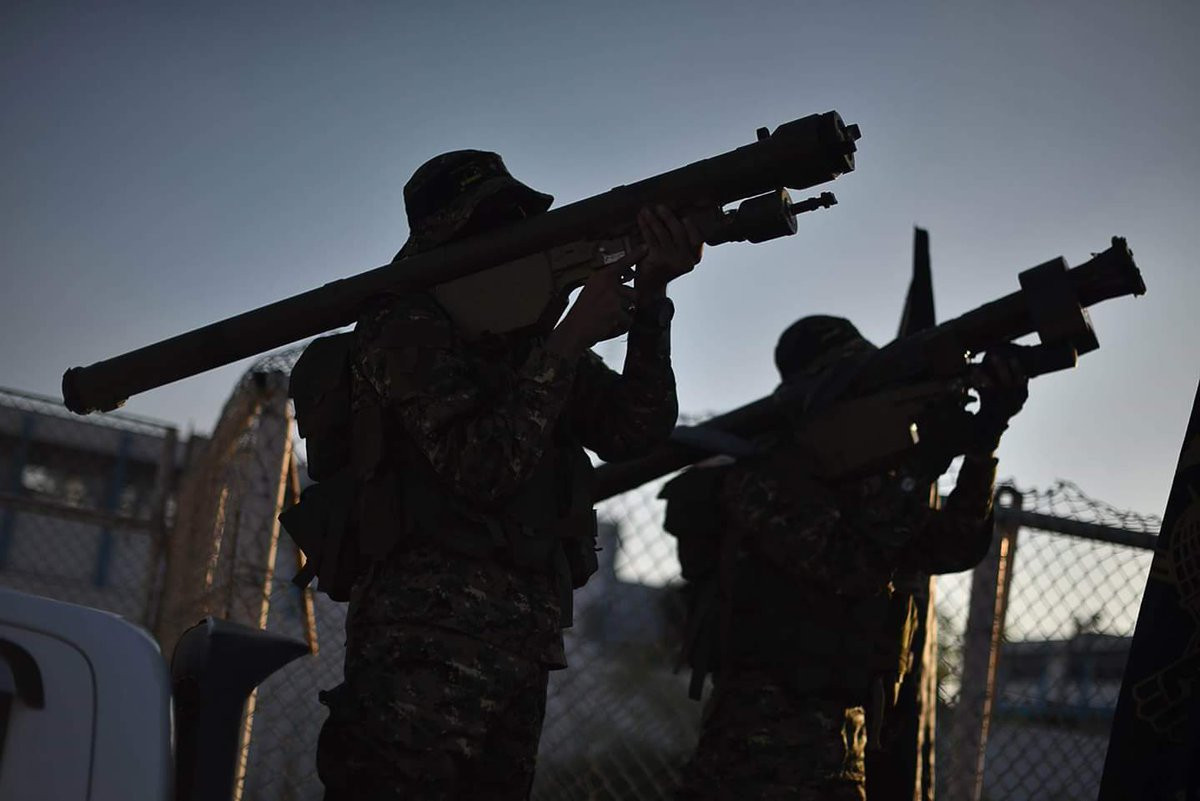 Tuy nhiên, loại tên lửa vác vai nguy hiểm nhất mà Hamas sở hữu thì phải là 9K38 Igla (NATO gọi là SA-18 Grouse). Không rõ số lượng mà họ có nhưng có thể sẽ không nhiều bởi việc kiếm Igla không phải dễ như SA-7. Igla có tầm bắn đến 5,2km, trần bắn hạ mục tiêu đến 3,5km, trang bị đầu tự dẫn hỗng ngoại có thể kháng các biện pháp gây nhiễu. Loại tên lửa này được cho là tạo ra sự nguy hiểm đáng kể cho các trực thăng vũ trang của Israel. Nguồn ảnh: Twitter