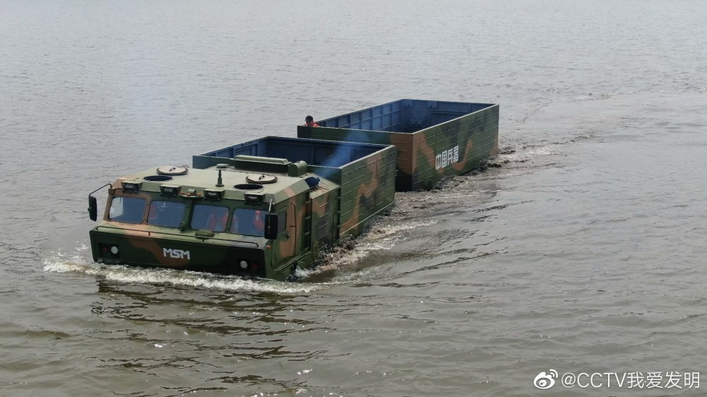 Hiện tại thiết kế xe vận tải quân sự đa địa hình của Fangli vẫn chưa có tên gọi. Tham số kỹ thuật cũng không rõ, nhưng xem ra khả năng của nó không thua gì xe Nga khi các hình ảnh cho thấy nó có thể di chuyển qua một chiếc xe thiết giáp dễ dàng (đè lên đầu nó), di chuyển địa hình bùn đất đầm lấy và hồ nước cũng không làm khó chiếc xe. Nguồn ảnh: CCTV