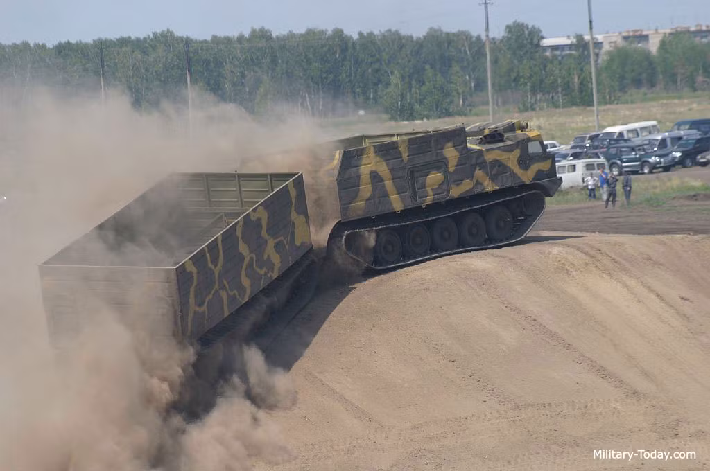 DT-30 có cấu hình khớp nối chạy trên bánh xích (mặc dù thiết kế ban đầu của nó chỉ gồm một phần duy nhất), phiên bản phổ biến DT-30P bao gồm 2 khoang chở hàng, chiếc xe địa hình này có trọng lượng 28 tấn và mang tải trọng tối đa 30 tấn. Nguồn ảnh: Military-Today