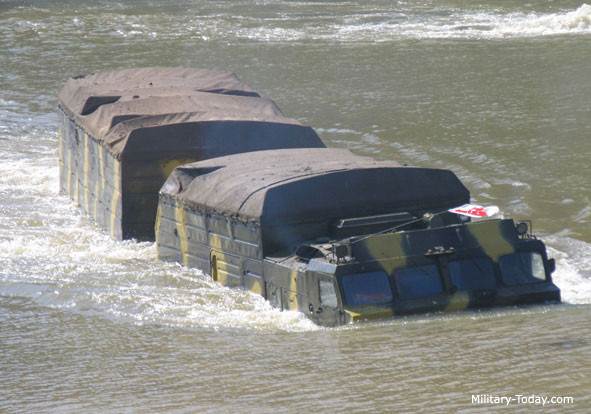 DT-30 được trang bị động cơ diesel đa nhiên liệu V-46-5 công suất máy 710hp cho tốc độ di chuyển tối đa 50km/h, có khả năng leo dốc 60%, đi trên mặt phẳng nghiêng 30%, vượt vật cản cao 1,5 m và vượt qua hào rộng 4m. Nguồn ảnh: Military-Today