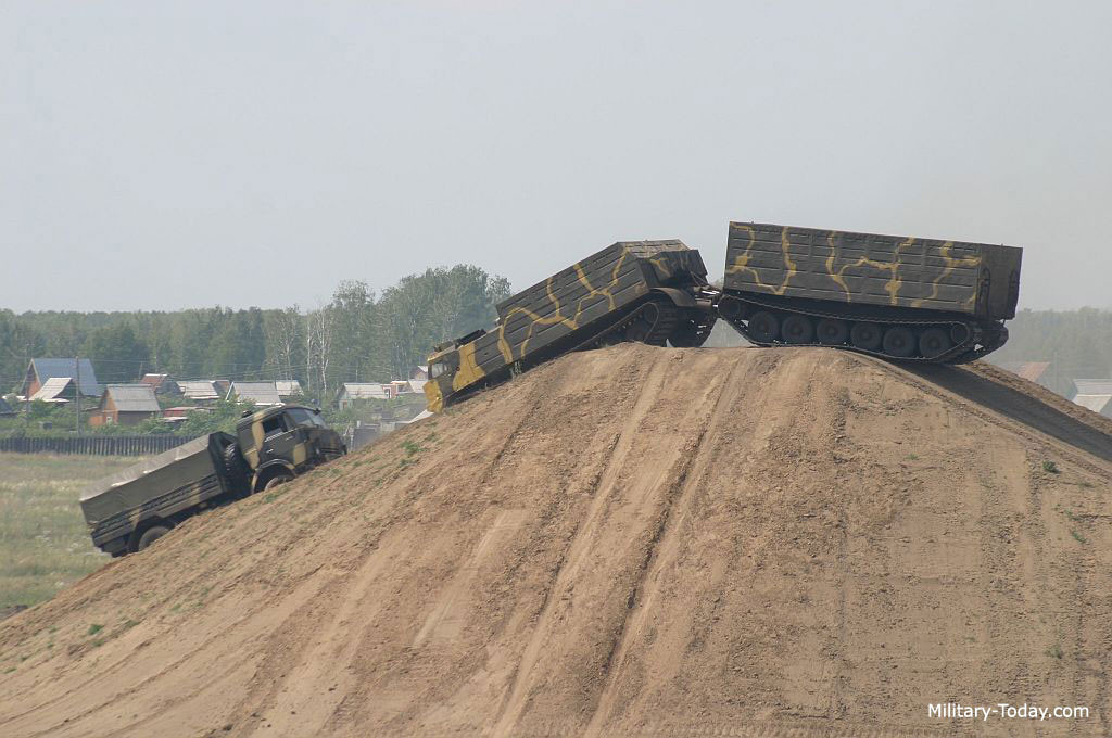 Cabin điều khiển của DT-30P bố trí phía trước, đủ chỗ cho lái xe cùng 4 hành khách, phía sau cabin là động cơ cùng 2 khoang chở hàng, nhiều thành phần của khoang phía trước và khoang phía sau có thể hoán đổi cho nhau trong trường hợp cần thiết. Nguồn ảnh: Military-Today