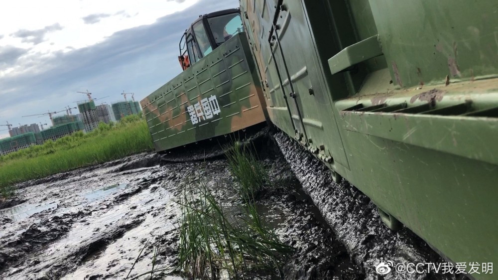 Tuy nhiên, khi quan sát kỹ hầu hết đều nhận định đây không phải là thiết kế “made in China” hoàn toàn, mà nó trông giống hệt dòng xe quân sự DT-30 vượt địa hình nổi tiếng của Nga, do nhà máy kỹ thuật vận tải Ishimbay thiết kế - chế tạo cho Quân đội Nga. Nguồn ảnh: CCTV