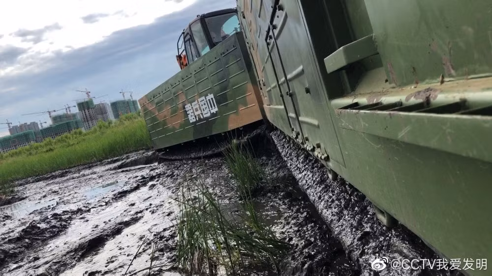 Tuy nhiên, khi quan sát kỹ hầu hết đều nhận định đây không phải là thiết kế “made in China” hoàn toàn, mà nó trông giống hệt dòng xe quân sự DT-30 vượt địa hình nổi tiếng của Nga, do nhà máy kỹ thuật vận tải Ishimbay thiết kế - chế tạo cho Quân đội Nga. Nguồn ảnh: CCTV