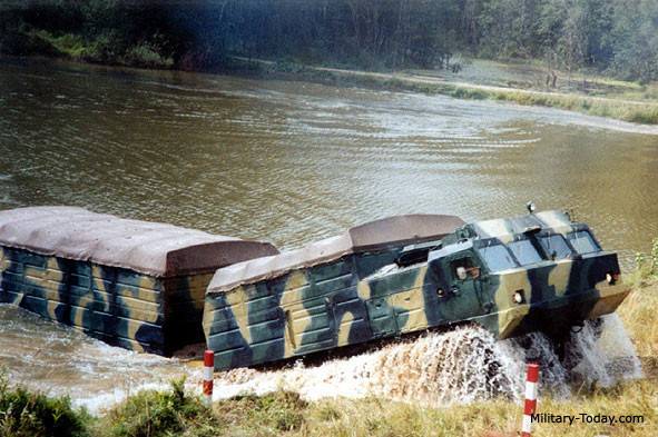 Mặc dù trông rất đồ sộ nhưng DT-30 có khả năng bơi như xe thiết giáp hạng nhẹ. Nguồn ảnh: Military-Today