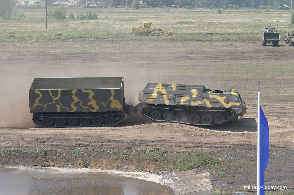 Ngoài quân đội, DT-30 còn phục vụ các hoạt động dân sự khi đảm nhiệm vai trò chuyên chở hàng hóa qua các địa hình gồ ghề. Biến thể DT-30 thế hệ đầu hiện không còn sản xuất, nó cũng chưa từng được xuất khẩu ra các quốc gia nằm ngoài Liên bang Xô Viết. Cho nên, thật không hiểu vì sao Trung Quốc có thể làm “nhái” được, chẳng lẽ họ chỉ quan sát hình ảnh có thể “sao chép nguyên xi”. Nguồn ảnh: Military-Today