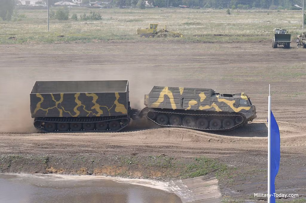 Ngoài quân đội, DT-30 còn phục vụ các hoạt động dân sự khi đảm nhiệm vai trò chuyên chở hàng hóa qua các địa hình gồ ghề. Biến thể DT-30 thế hệ đầu hiện không còn sản xuất, nó cũng chưa từng được xuất khẩu ra các quốc gia nằm ngoài Liên bang Xô Viết. Cho nên, thật không hiểu vì sao Trung Quốc có thể làm “nhái” được, chẳng lẽ họ chỉ quan sát hình ảnh có thể “sao chép nguyên xi”. Nguồn ảnh: Military-Today