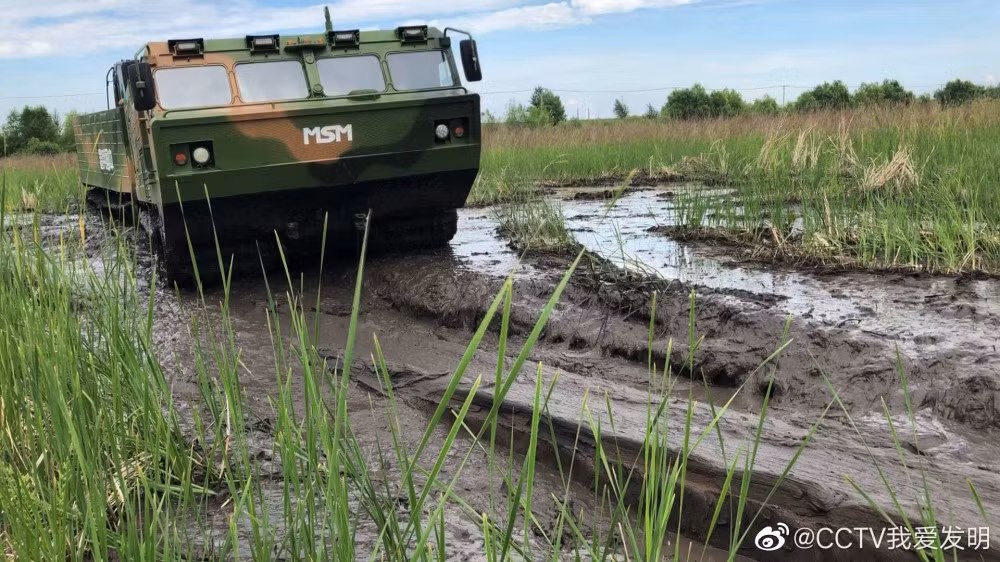 Phải nói rằng trình độ “sao chép công nghệ quốc phòng” của Trung Quốc xem ra đã đạt tới mức thượng thừa, họ muốn gì là có nấy, ngay cả máy bay tàng hình, tàu vũ trụ còn làm được thì việc “sao chép” vũ khí tối tân của Nga không phải quá khó. Dù rằng việc thiết kế dòng xe tương tự DT-30 của Nga là không đơn giản. Nguồn ảnh: CCTV