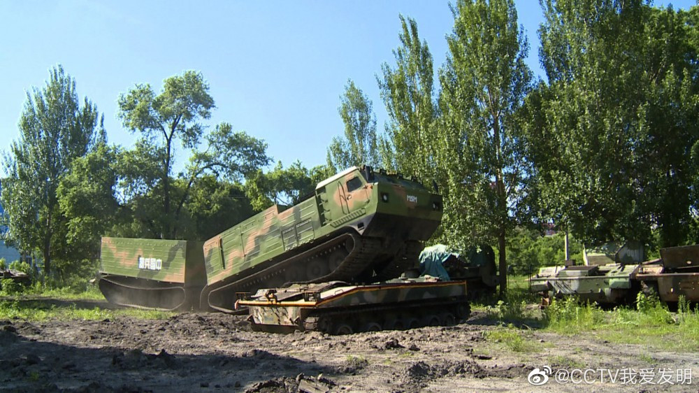 Trung Quoc sao chep thanh cong xe quan su DT-30 Nga: Moscow soc nang?