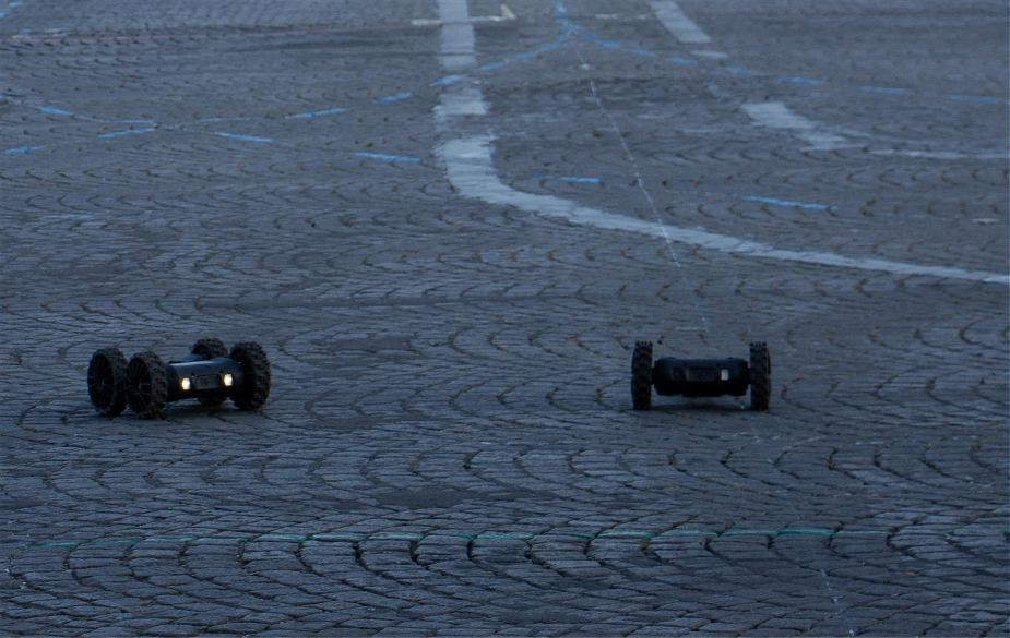 Trong ảnh là hai mẫu NERVA-S và NERVA-LG, cụ thể NEVRA-S nặng khoảng 2kg, trang bị camera ngày - đêm và microphone, tầm hoạt động (có kiểm soát) 200 tới 500m. Còn NEVRA-LG được thiết kế để thực hiện nhiệm vụ trinh sát chất phóng xạ - sinh học - hóa học, đối phó thiết bị nổ tự tạo IED với dự trữ thời gian 2 tiếng, tốc độ 15km/h. Nguồn ảnh: Army Recognition