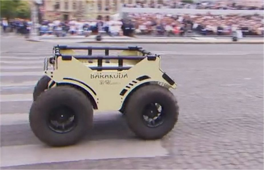 Robot đa năng Barakuda cho Công ty Shark Robotics phát triển cho nhiệm vụ do thám các khu vực rủi ro lớn với camera ngày - đêm, có thể tải thương với tải trọng tới 1.000kg và sức kéo 2.000km dù trọng lượng của nó chỉ 400kg. Robot hoạt động liên tục 10 tiếng, tốc độ 15km/h. Nguồn ảnh: Army Recognition