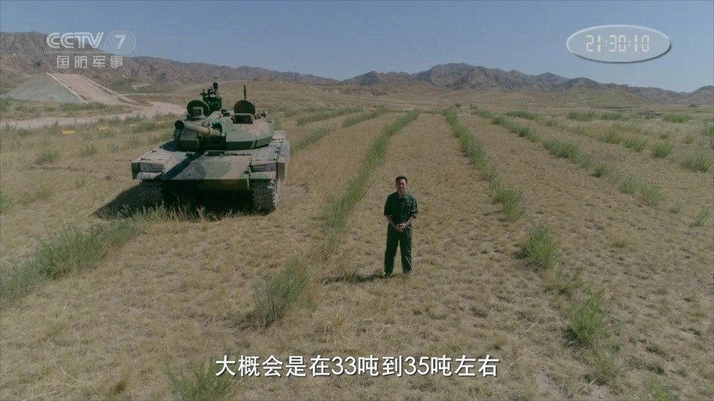 Tổng trọng lượng của xe tăng Type 15 chỉ đạt 33-36 tấn - tương đương các xe tăng chủ lực Type 59/T-54, dài 9,2m, rộng 3,3m, cao 2,5m. Kích cỡ này nhìn chung là nhẹ hơn so với các tăng chủ lực hiện đại. Nguồn ảnh: CCTV7