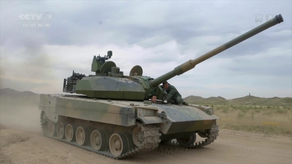 Trọng lượng nhẹ kết hợp động cơ diesel tuabin tăng áp có tổng công suất đến 1.000 mã lực cho phép Type 15 hoạt động hiệu quả ở khu vực núi non - nhất là ở vùng biên giới giáp ranh Ấn Độ. Nguồn ảnh: CCTV7