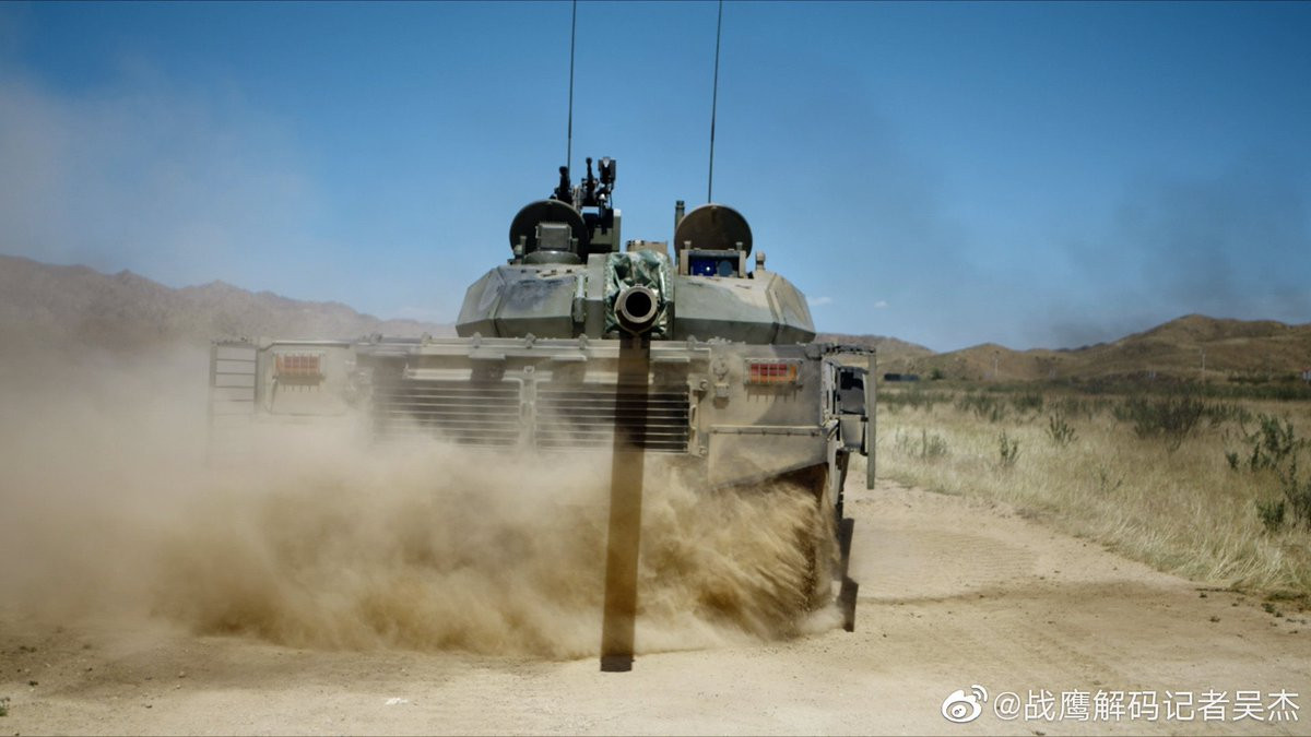 Mạng quân sự Trung Quốc mới đây đăng tải loạt hình ảnh thử nghiệm xe tăng hạng nhẹ thế hệ mới nhất mang tên Type 15 trên khu vực vùng cao. Tuy không công bố kết quả nhưng các hình ảnh cho thấy chiếc xe tăng hoạt động khá tốt, cơ động cao, hỏa lực mạnh. Nguồn ảnh: CCTV7