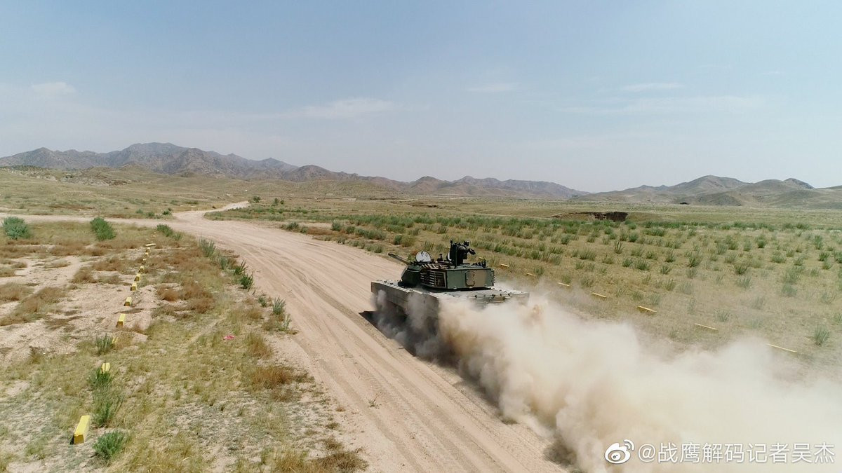 Quân đội Trung Quốc có nhu cầu không dưới 300 chiếc xe tăng hạng nhẹ để thay thế cho dòng tăng Type 62 đã bắt đầu nghỉ hưu từ năm 2011. Ngoài ra, Type 15 cũng được chấp nhận cho chương trình xuất khẩu với định danh VT5. Nguồn ảnh: CCTV7