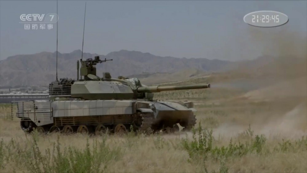 Dù trong lịch sử, xe tăng hạng nhẹ thường có lớp giáp mỏng để tối ưu khả năng cơ động, tuy nhiên trên Type 15 nó vẫn đang bị giáp gần tương đương xe tăng chủ lực gồm giáp compostie bị động kết hợp giáp phản ứng nổ và có thể là cả giáp thanh chắn chống đạn B41. Nguồn ảnh: CCTV7