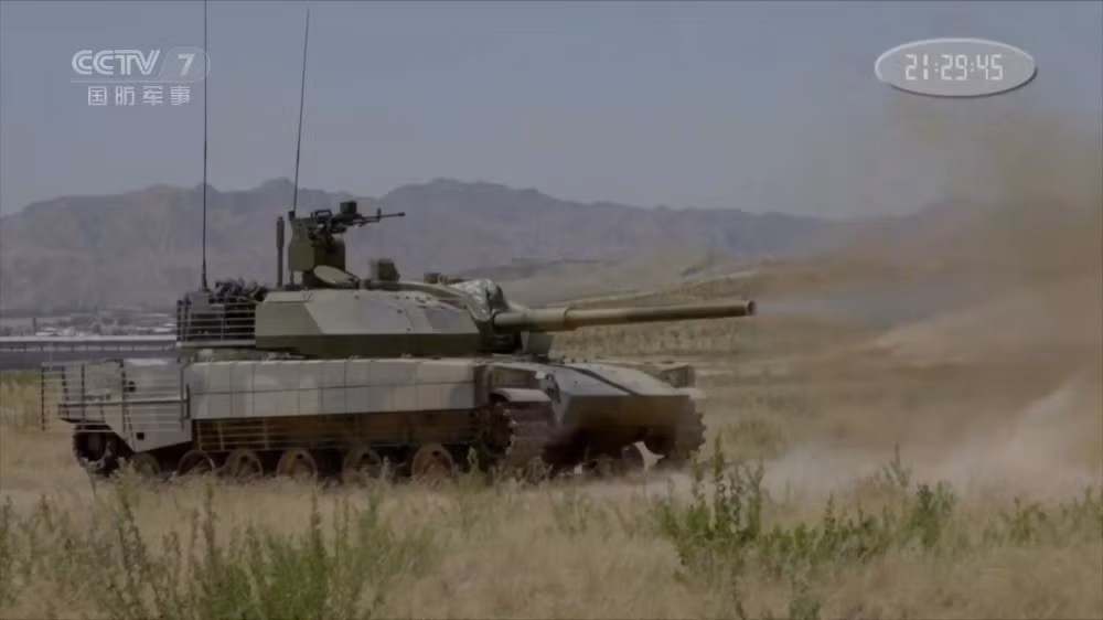 Dù trong lịch sử, xe tăng hạng nhẹ thường có lớp giáp mỏng để tối ưu khả năng cơ động, tuy nhiên trên Type 15 nó vẫn đang bị giáp gần tương đương xe tăng chủ lực gồm giáp compostie bị động kết hợp giáp phản ứng nổ và có thể là cả giáp thanh chắn chống đạn B41. Nguồn ảnh: CCTV7