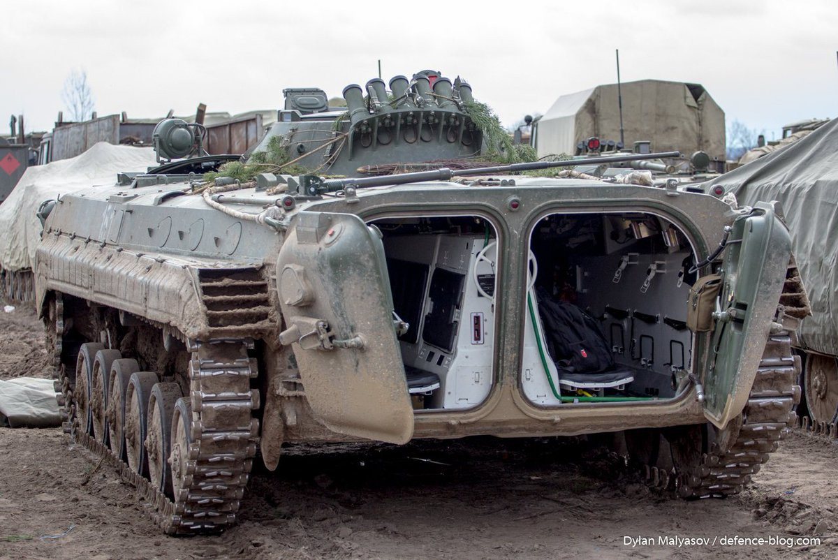 Ngoài nâng cấp giáp bảo vệ, BMP-1AK còn được trang bị một số khí tài mới như trạm vô tuyến liên lạc, kính ngắm đêm và các khí tài trinh sát khác. Nhìn chung, việc mua sắm BMP-1AK vẫn là quyết định khó hiểu của Kiev. Nguồn ảnh: Twitter