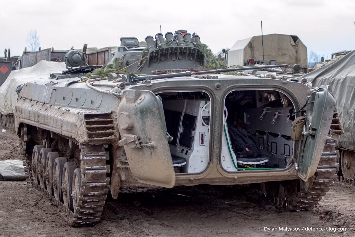 Ngoài nâng cấp giáp bảo vệ, BMP-1AK còn được trang bị một số khí tài mới như trạm vô tuyến liên lạc, kính ngắm đêm và các khí tài trinh sát khác. Nhìn chung, việc mua sắm BMP-1AK vẫn là quyết định khó hiểu của Kiev. Nguồn ảnh: Twitter