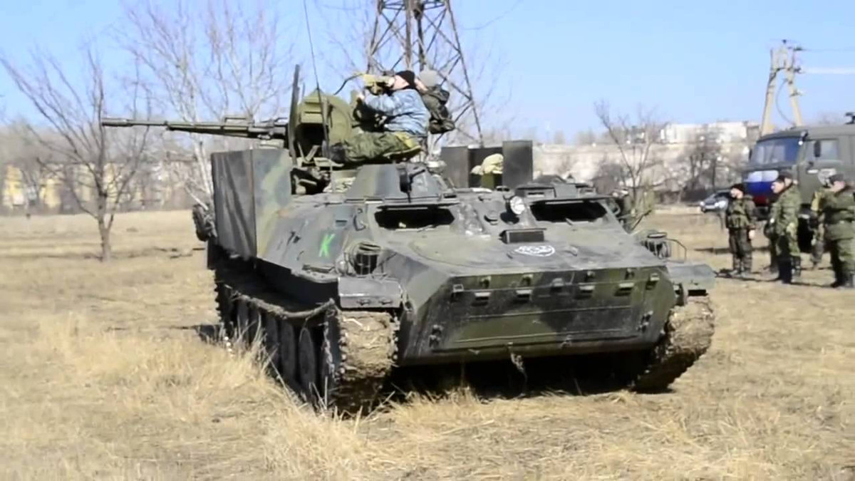 MT-LB được Ukraine sử dụng với nhiều mục đích gồm cả kéo pháo, cứu thương, tích hợp thêm vũ khí phòng không hoặc đất đối đất. Nguồn ảnh: Youtube