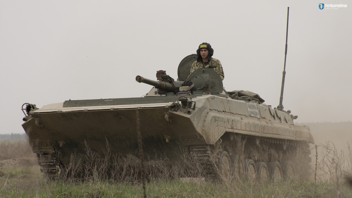 Theo báo cáo của Liên Hợp quốc năm 2018, Ukraine đã nhập khẩu 50 xe chiến đấu bộ binh BMP-1 từ Công ty Excalibur Army của Cộng hòa Czech. Điều đáng nói là Ukraine có trong tay không ít BMP-1, vậy nhưng họ lại đi mua thêm. Nguồn ảnh: Ukroboronprom