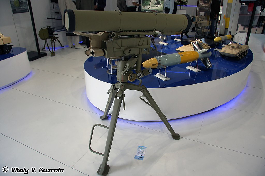 Chính thức sản xuất từ năm 1994, tổ hợp tên lửa chống tăng Kornet đã kịp tham gia hàng loạt cuộc xung đột và chứng minh sức mạnh của mình. Ví như trong cuộc chiến Lebanon 2006, các chiến binh Hezbollah đã sử dụng Kornet tiêu diệt 4 xe tăng Merkava của Israel; tháng 10/2016 các chiến binh IS đã sử dụng Kornet bắn "tung nóc" siêu tăng M1 Abrams của Iraq; tháng 1/2017 tên lửa Kornet lại được sử dụng bắn nát xe tăng Leopard 2 của Thổ Nhĩ Kỳ... Nguồn ảnh: Vitaly-Kuzmin