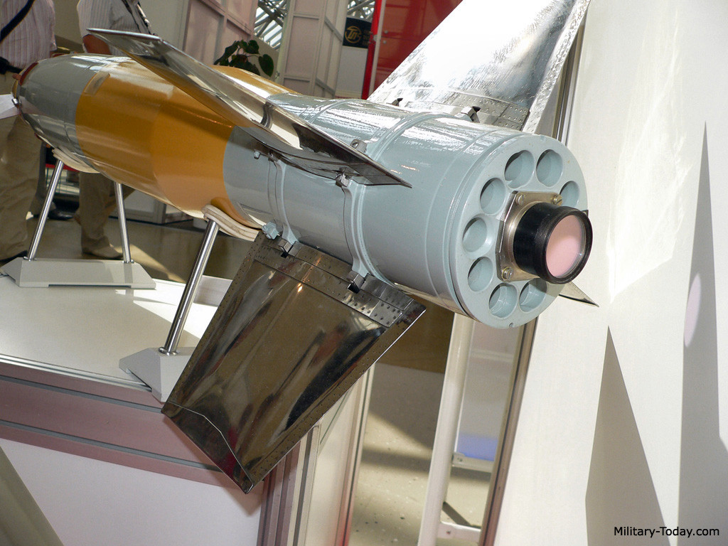 Hệ thống điều khiển có thể chống được các biện pháp chế áp điện tử của đối phương, nhiễu thụ động và chủ động, và hoạt động trong mọi điều kiện thời tiết, ngày hoặc đêm. Trong ảnh, đuôi đạn có cảm biến thu tín hiệu laser phản xạ từ mục tiêu để lái đạn. Nguồn ảnh: Vitaly-Kuzmin