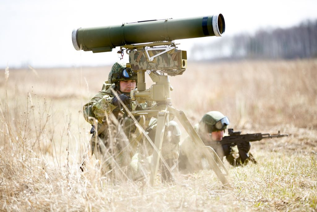 Kornet sử dụng hệ thống điều khiển laser SACLOS (người Nga gọi là hệ thống điều khiển vô tuyến bán tự động bám sát đạn bằng hồng ngoại dùng phương pháp bắn 3 điểm, hay ngắn là hệ thống điều khiển bán tự động), tia laser được chiếu đến mục tiêu bởi xạ thủ, các mục tiêu cần phải liên tục được chiếu tia laser và một cảm biến ở phía sau cho phép tên lửa lái bám theo chùm tia laser đến mục tiêu. Nguồn ảnh: Wikipedia