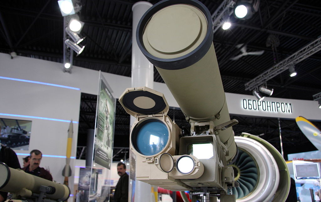 Tổ hợp tên lửa chống tăng Kornet có tổng trọng lượng 63,7kg gồm bệ phóng 3 chân 9P163-1; kính ngắm hồng ngoại 1PN79-1 và đạn tên lửa 9M133 (nặng 27kg gồm cả container ống phóng). Nguồn ảnh: Vitaly-Kuzmin