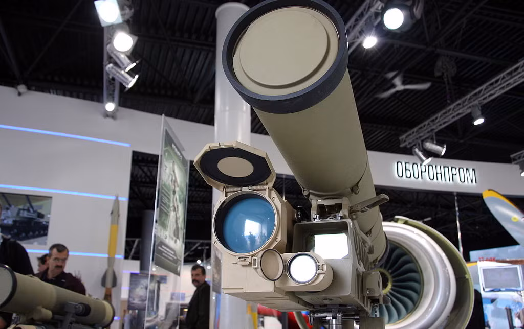 Tổ hợp tên lửa chống tăng Kornet có tổng trọng lượng 63,7kg gồm bệ phóng 3 chân 9P163-1; kính ngắm hồng ngoại 1PN79-1 và đạn tên lửa 9M133 (nặng 27kg gồm cả container ống phóng). Nguồn ảnh: Vitaly-Kuzmin