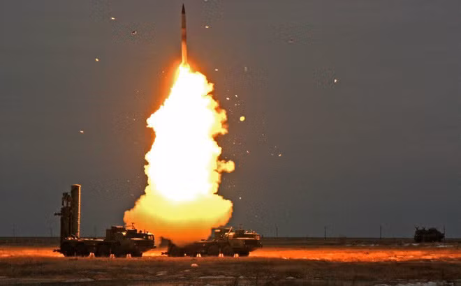 S-400 được trang bị nhiều loại tên lửa, trong đó loại "xịn" nhất là 40N6 có tầm bắn đến 400km. Tuy nhiên, hiện nay loại này được cho là chưa xong thử nghiệm. Thay vào đó, S-400 ở Syria có thể sử dụng đạn 48N6E3 có tầm bắn 250km hoặc 48N6E2 bắn 200km. Nguồn ảnh: Wikipedia