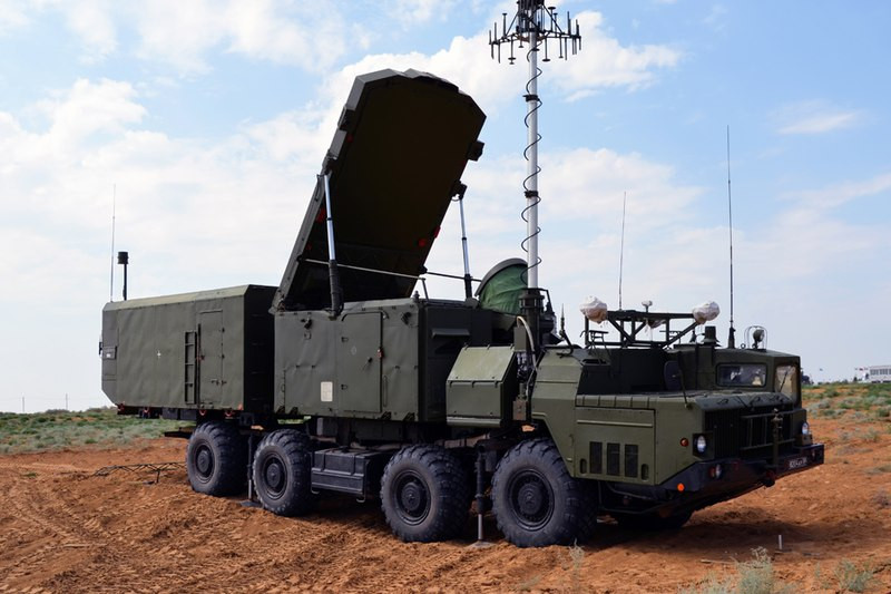 Phía Nga từng quảng cáo rằng, một tiểu đoàn S-400 có khả năng theo dõi 300 mục tiêu ở phạm vi 600km. Nó có khả năng phát hiện nhiều loại máy bay bao gồm cả máy bay tàng hình hay máy bay tác chiến điện tử tinh vi khóa phát hiện và thậm chí là cả tên lửa hành trình như kiểu Tomahawk hay tên lửa đạn đạo tầm trung. Nguồn ảnh: Wikipedia